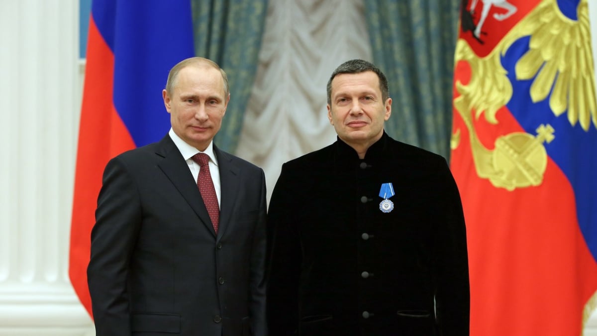 Ruský propagandista a moderátor Vladimir Solovjov a prezident Vladimir Putin
