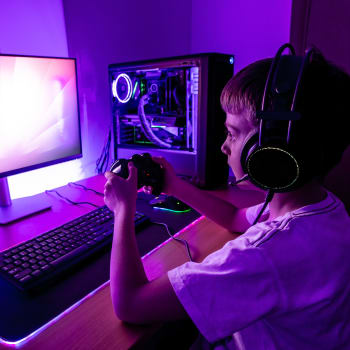Chlapec hraje na herním počítači, ilustrační snímek