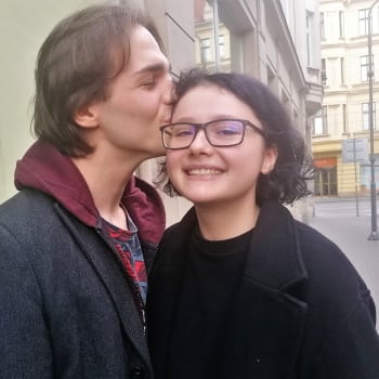 On je Rus, ona Ukrajinka. Teď Darina Zubková a Pavel Mager chystají zásnuby a tlumočí uprchlíkům na Moravě. Ona v Olomouci, on v Ostravě.