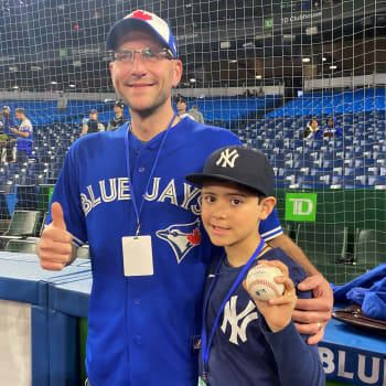Pozápasové setkání fanouška Toronta Mikea a malého Dereka, příznivce New Yorku Yankees