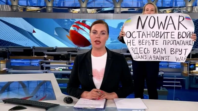 Ruskou propagandu před časem narušila novinářka Marina Ovsjannikovová se svým transparentem.