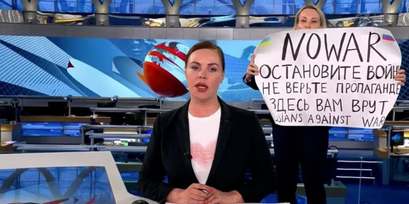 Ruskou propagandu před časem narušila novinářka Marina Ovsjannikovová se svým transparentem.