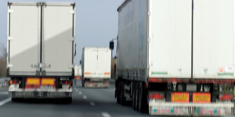 Jablkem sváru mezi řidiči osobních aut a kamionů je především předjíždění těžkých souprav na víceproudých komunikacích.