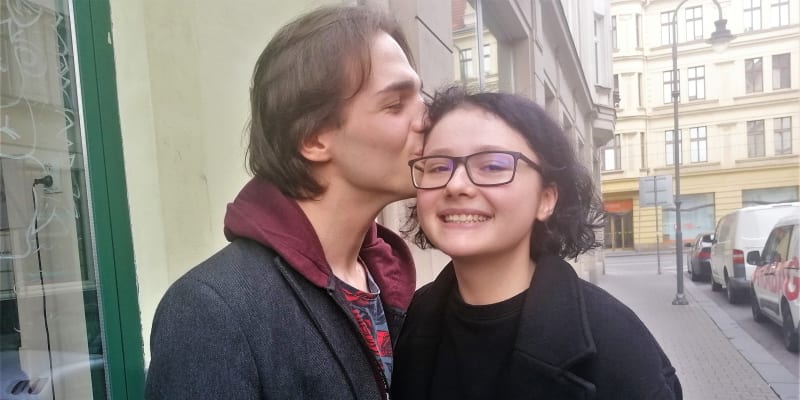 On je Rus, ona Ukrajinka. Teď Darina Zubková a Pavel Mager chystají zásnuby a tlumočí uprchlíkům na Moravě. Ona v Olomouci, on v Ostravě.