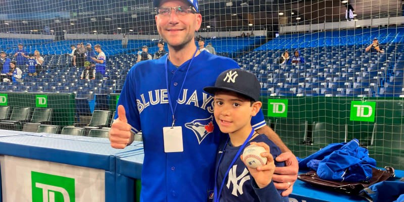 Pozápasové setkání fanouška Toronta Mikea a malého Dereka, příznivce New Yorku Yankees