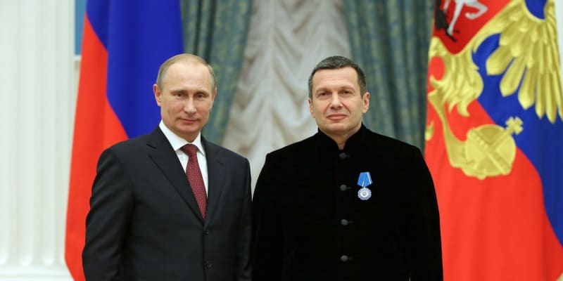 Ruský propagandista a moderátor Vladimir Solovjov a prezident Vladimir Putin