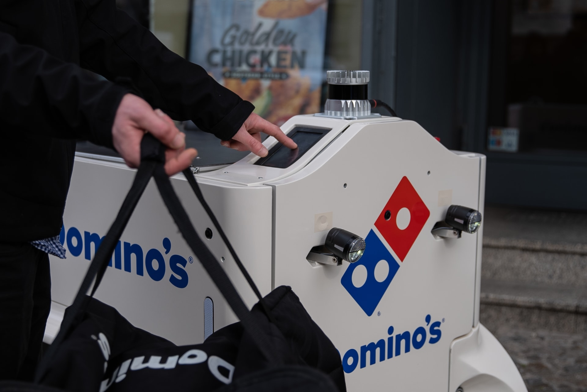 Aby si zákazník vyzvedl z robota svou pizzu, musí na displeji zadat kód, který dostane prostřednictvím mobilní aplikace.