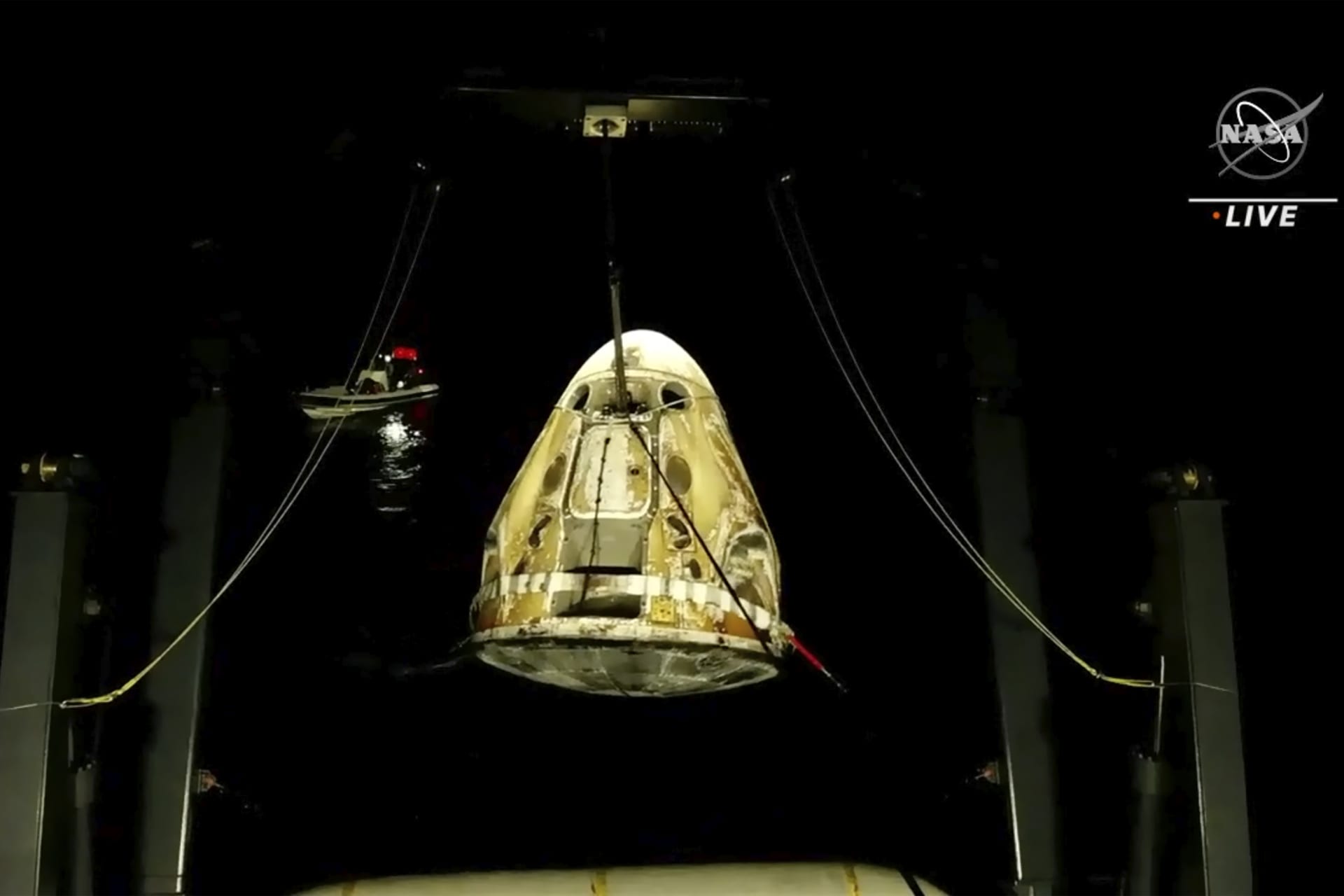 Rozžhavená kapsle Dragon se čtvrřicí astronautů na palubě přistála bezpečně na Zemi.