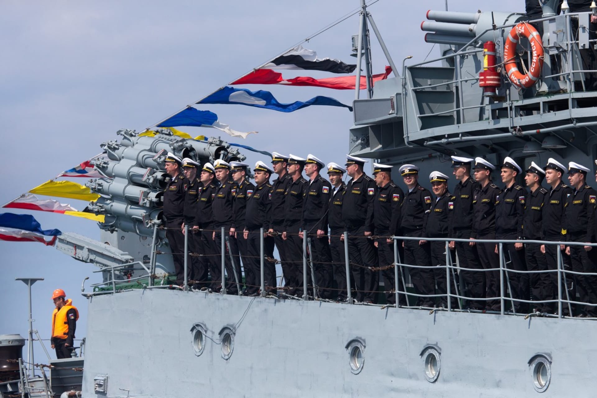 Posádka fregaty Admiral Makarov během přehlídky v ruském přístavu Novorosijsk