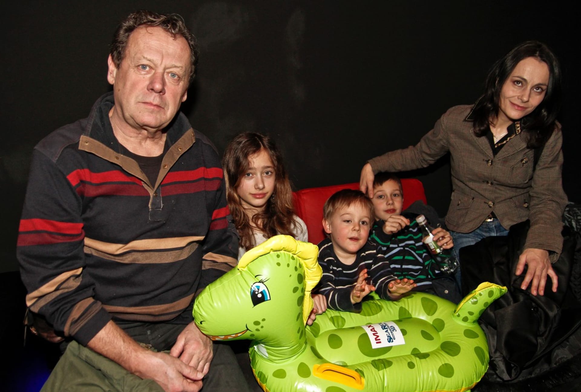 Oldřich Vízner měl s Vendulou Křížovou tři děti. Jejich rodina na snímku z roku 2011. 