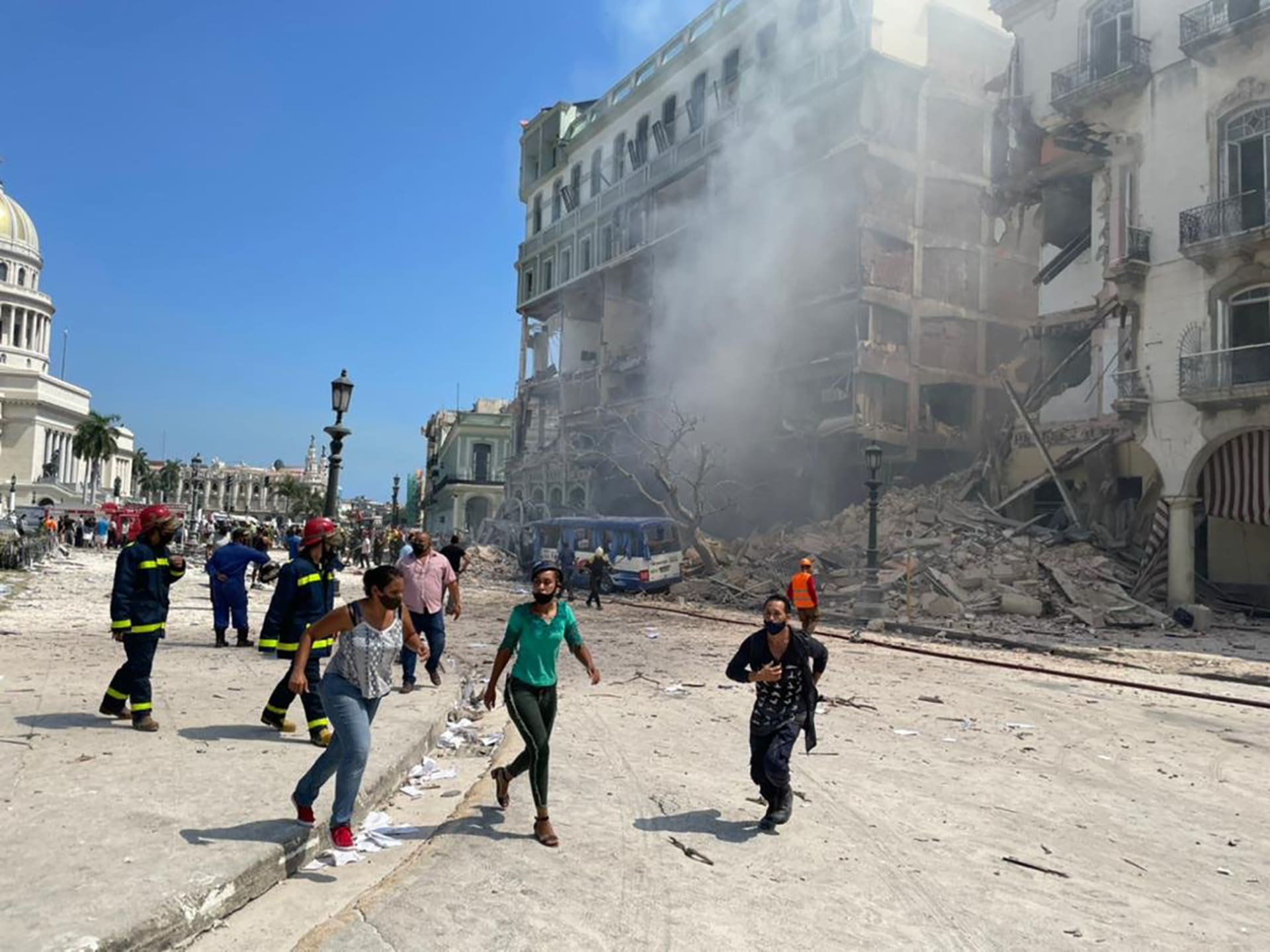 Hotel Saratoga v centru Havany postihl silný výbuch, který zničil část fasády a nižší patra budovy (Patrick Oppmann)