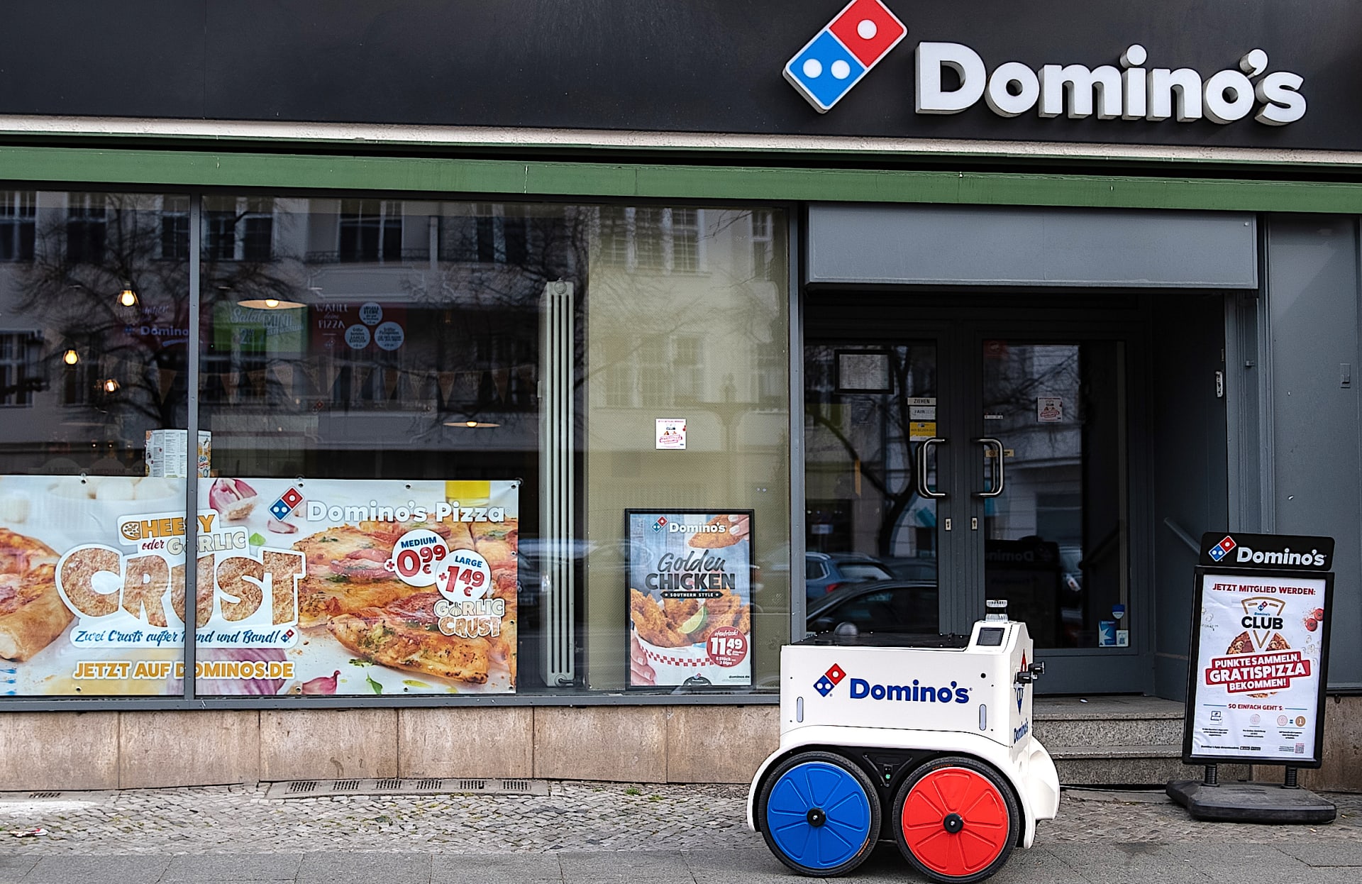 Robot na rozvoz pizzy odjíždí od pizzerie v centru Berlína k zákazníkovi. 