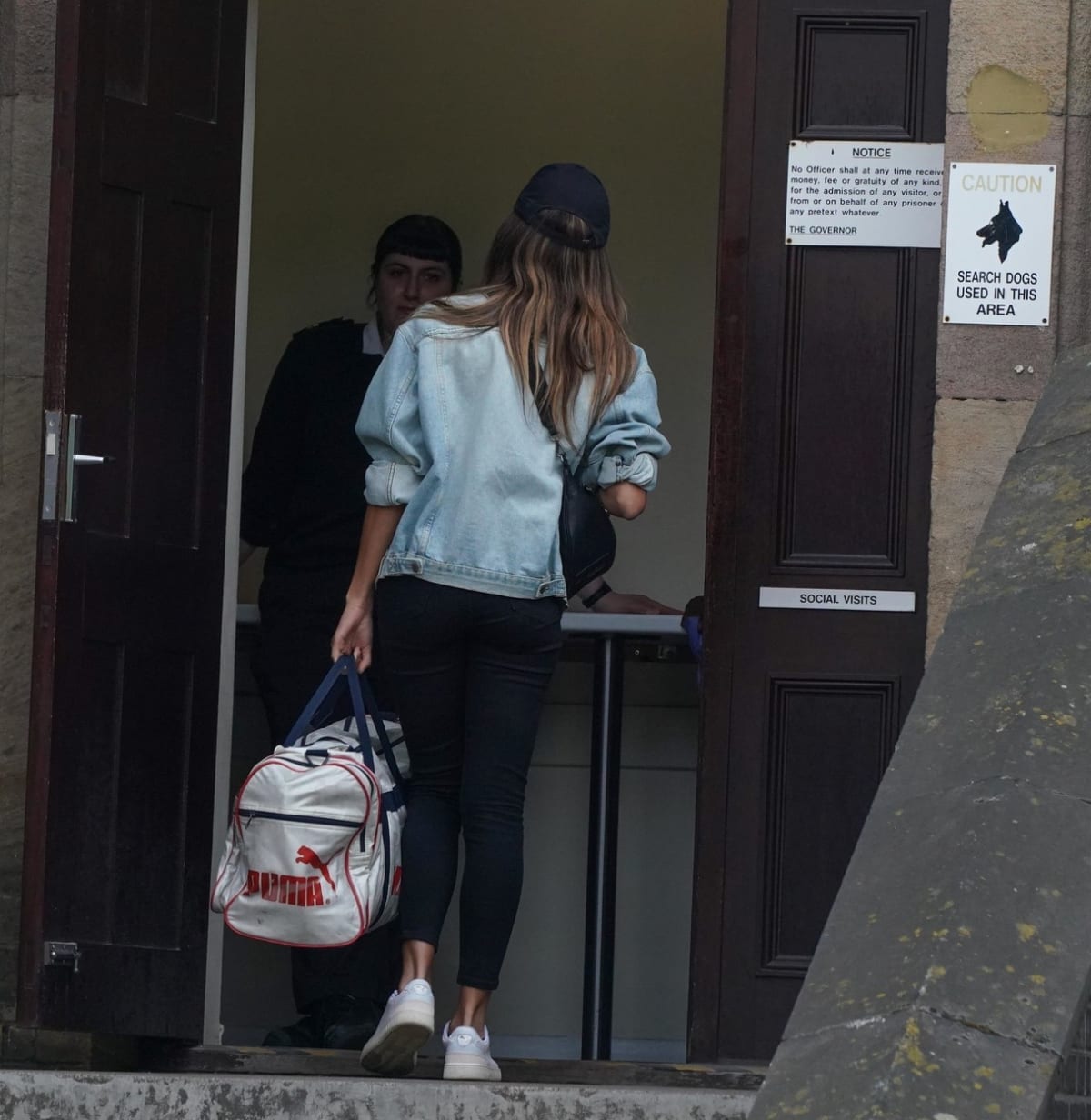 Lilian de Carvalho Monteirová, přítelkyně německého tenisty Borise Beckera, vstupuje do věznice Wandsworth na jihu Londýna, kam při první návštěvě nese jeho osobní věci. 