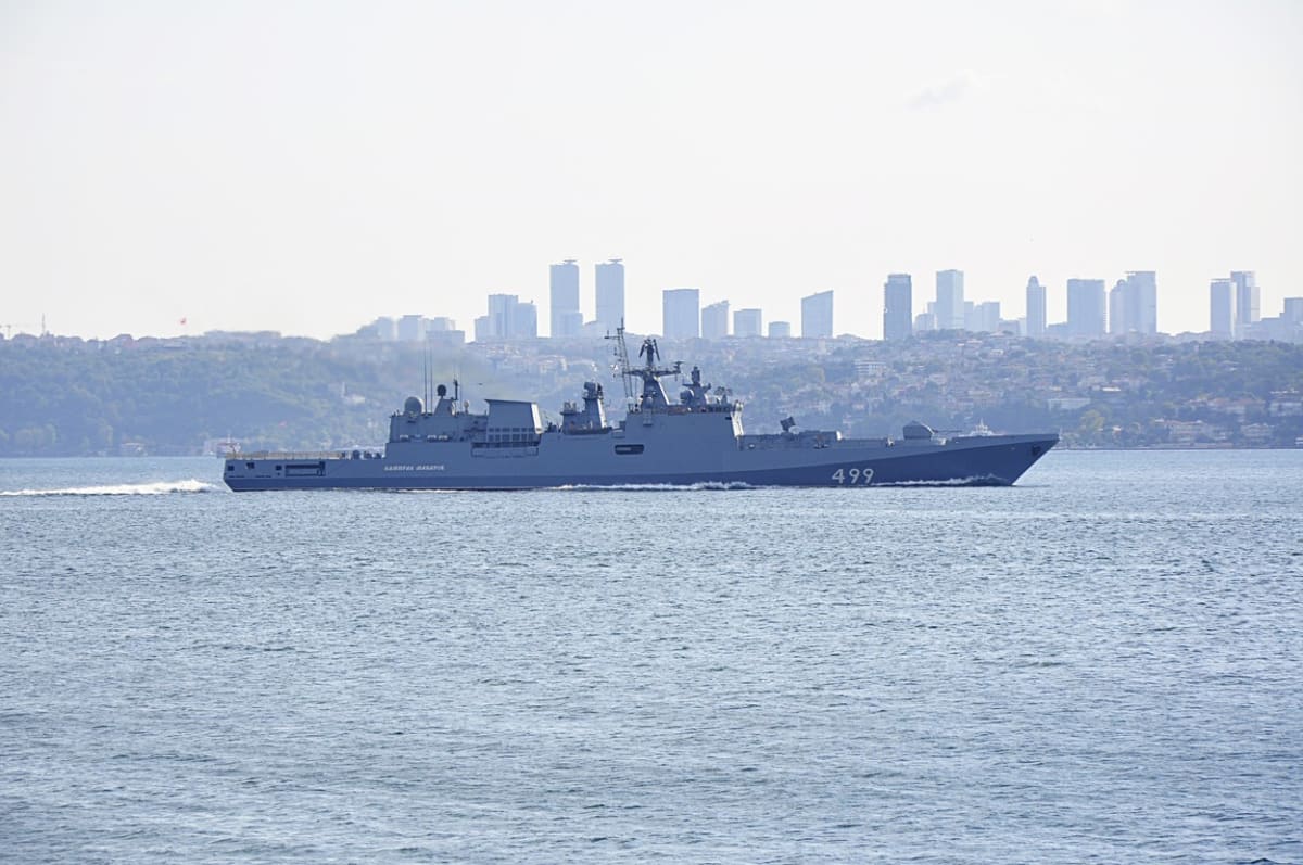 Ruská válečná loď Admiral Makarov proplouvá průlivem Bospor