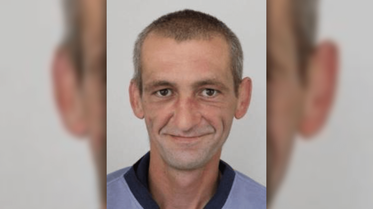 Jedenačtyřicetiletý Petr Čtvrtník utekl z psychiatrické nemocnice v Dobřanech na Plzeňsku.