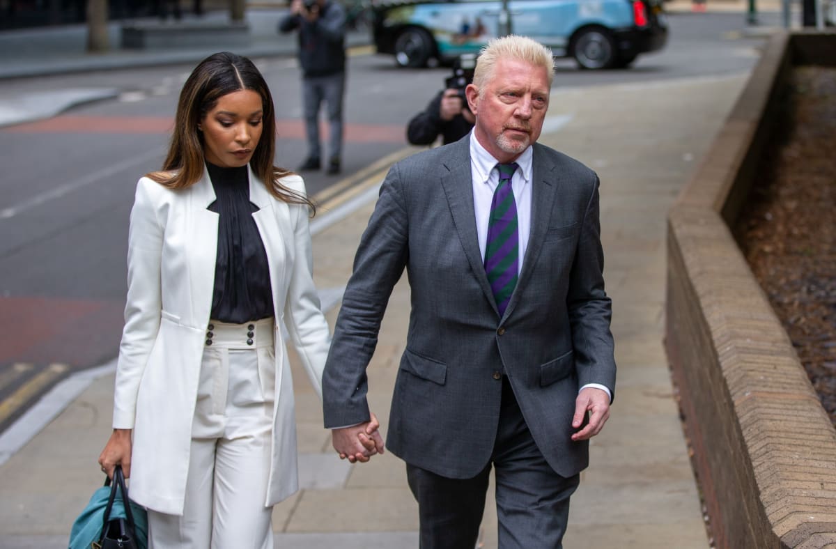 Bývalý tenista Boris Becker přichází se svou partnerkou Lilian de Carvalho Monteirovou k londýnskému soudu Southwark Crown Court. Přímo z něj pak putoval v pátek 29: dubna do vězení.