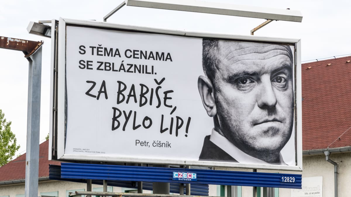 Plakáty s hesly Za Babiše bylo líp začátkem května zaplnily Česko.