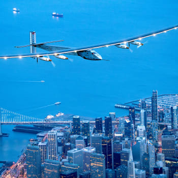 Letadlo Solar Impulse 2, které je poháněné sluneční energií, již v roce 2016 obletělo celý svět.