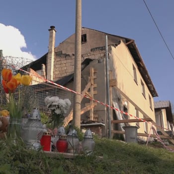 Zbytky domu v Loučce, kde se tragédie odehrála v dubnu 2022.