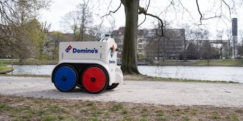 V Berlíně rozváží pizzu první robot. Umí se vyhnout překážkám i počkat na zelenou
