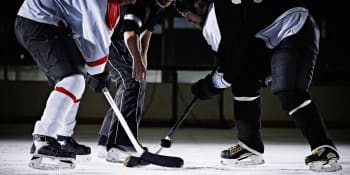 Surový útok na soupeře: Mladý hokejista skončil za plivnutí se znetvořeným obličejem
