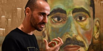 Uprchlík za autoportrét může získat milionovou cenu. Nakreslil ho zubním kartáčkem