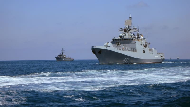 Fregata Admiral Makarov během ruské námořní přehlídky u syrského přístavu Tartus v roce 2020
