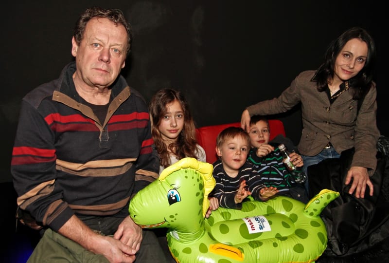 Oldřich Vízner měl s Vendulou Křížovou tři děti. Jejich rodina na snímku z roku 2011. 
