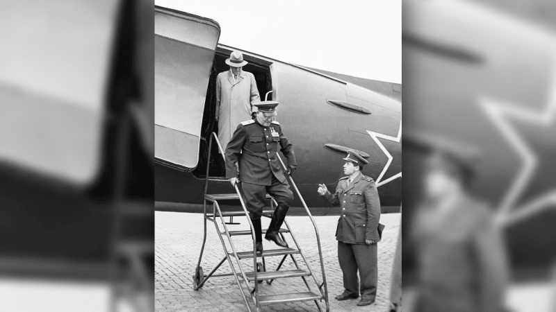 Příjezd sovětské delegace, vedené maršálem SSSR Ivanem Stěpanovičem Koněvem na oslavu 7. výročí osvobození ČSR sovětskou armádou. Na snímku vystupuje maršál Koněv z letadla.