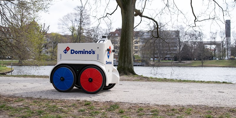 Robot veze pizzu zákazníkovi přes park berlínské městské části Charlottenburg.