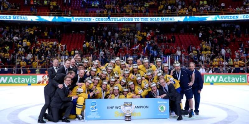 Hokejisté Švédska slaví triumf na MS v hokeji na domácí půdě v roce 2013.