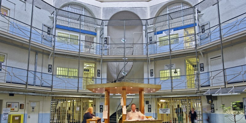 Centrální pult dohledu ve věznici Wandsworth na jihu Londýna, kde si od 29. dubna 2022 odpykává trest bývalý německý tenista Boris Becker. Byl odsouzený na 2,5 roku za podvody při insolvenčním řízení.