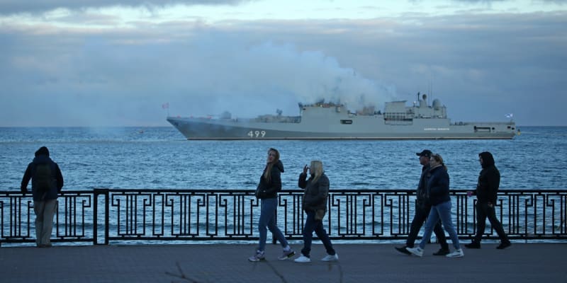 Fregata Admiral Makarov u ruského města Feodosija