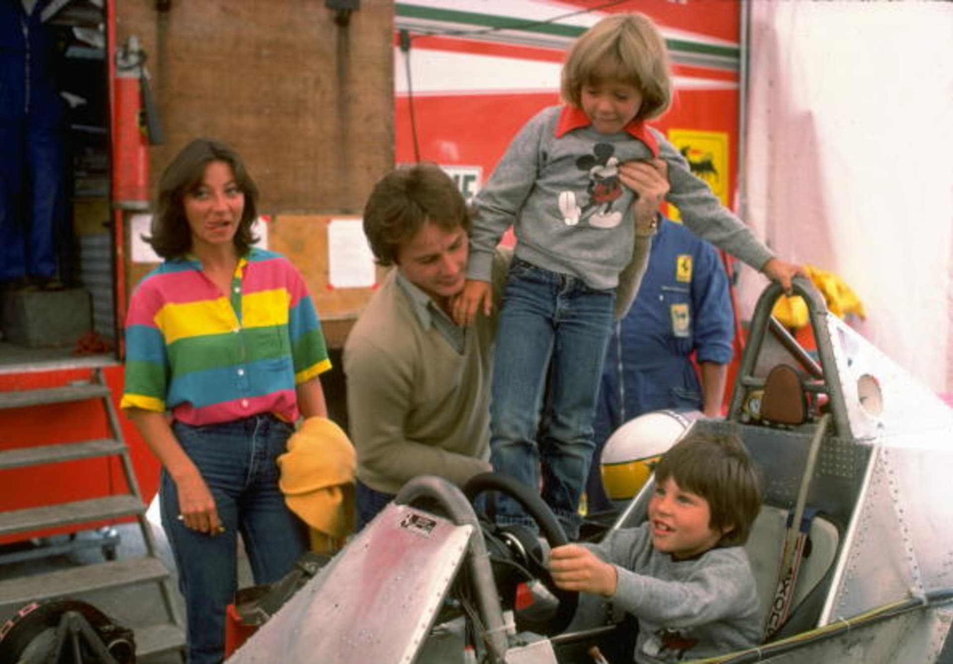 Villeneuve s rodinou. Za volantem malý Jaques, mistr světa F1 v roce 1997...