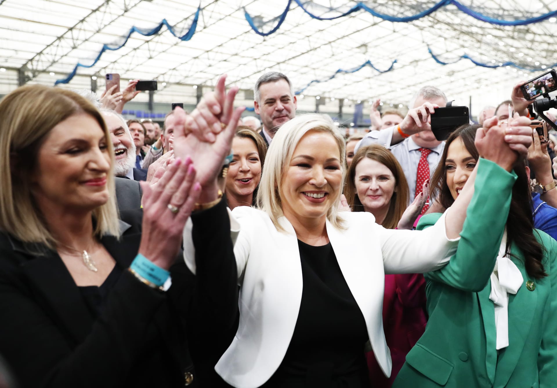 Michelle O'Neillová slaví vítězství svojí strany Sinn Féin v severoirských volbách.