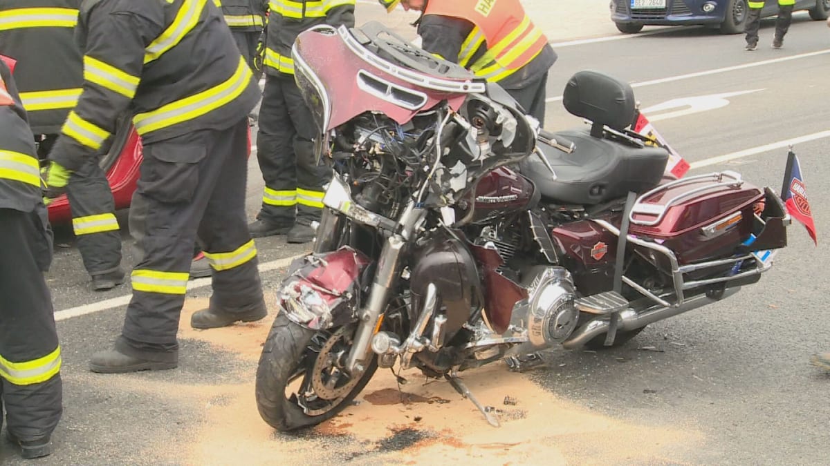 Následky vážné nehody motorky a auta u Slatiňan
