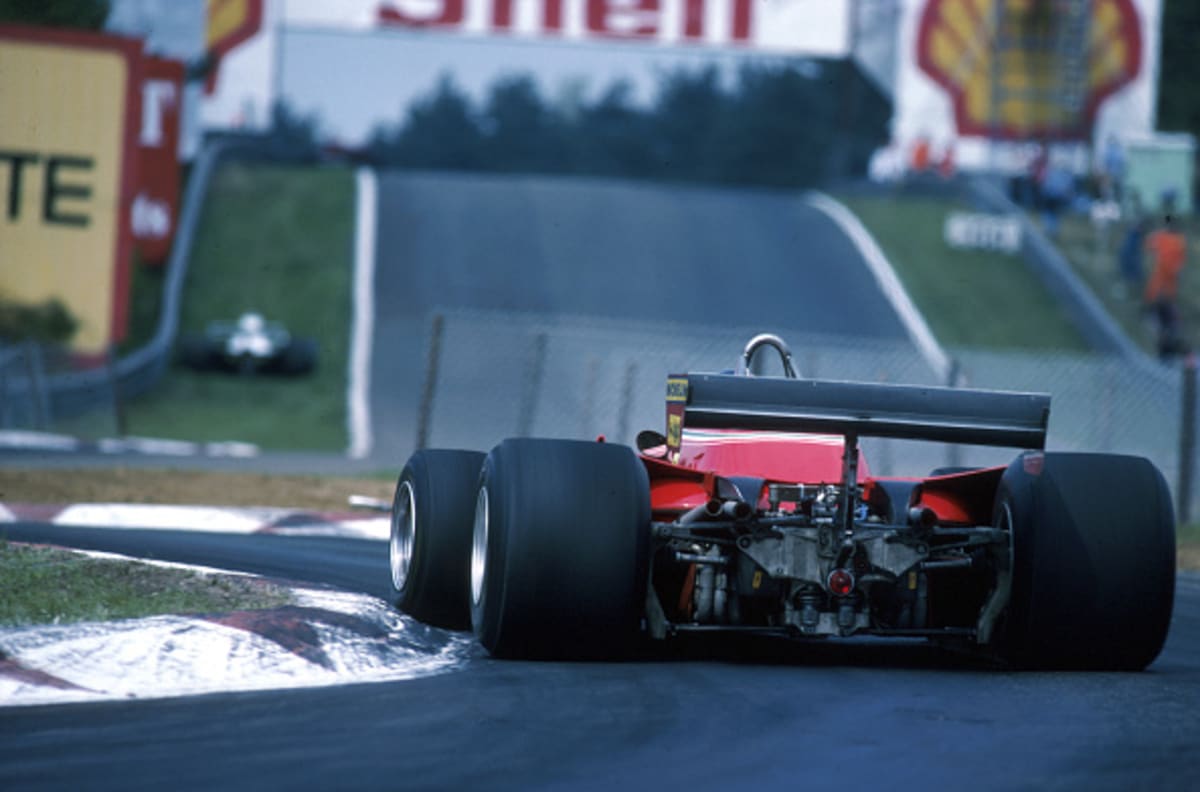 Tlusté pneumatiky a uřvaný dvanáctiválec v zádi - co víc si v F1 přát?