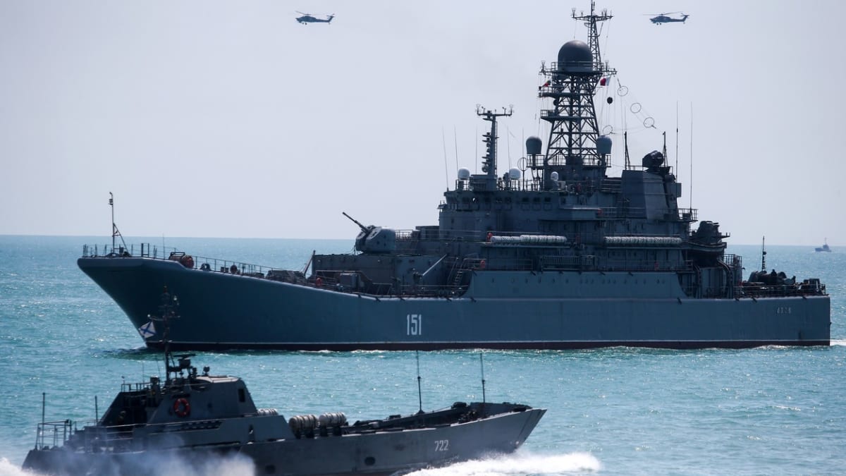 Výsadkový člun projektu 11770 Serna (vpředu) a loď projektu 775 třídy Ropucha (vzadu) nedaleko Krymu