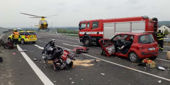 Nehoda u Slatiňan. Pro bezvládného motorkáře letěl vrtulník, vážně se zranil i řidič auta