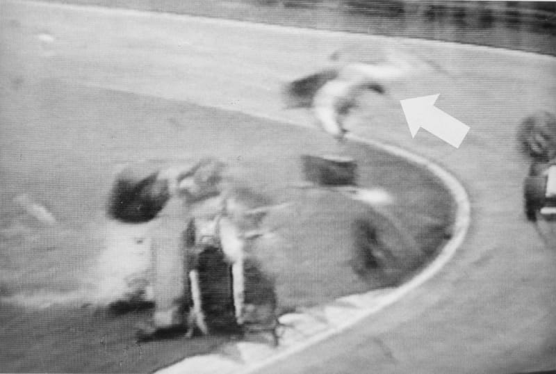 Po srážce s jiným monopostem byl Villeneuve i se sedačkou vymrštěn s vozu a po 80 metrech letu skončil v ochranných sítích. Zemřel tentýž večer.
