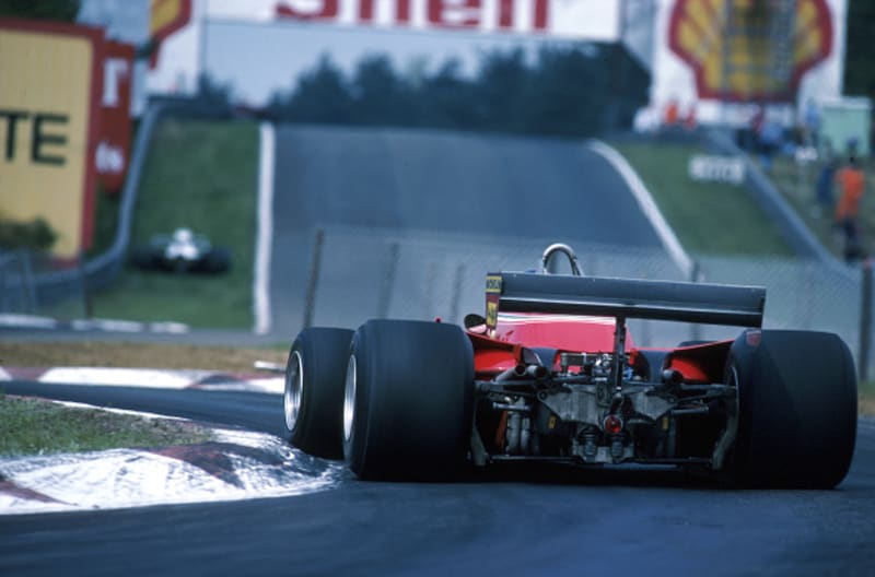 Tlusté pneumatiky a uřvaný dvanáctiválec v zádi - co víc si v F1 přát?
