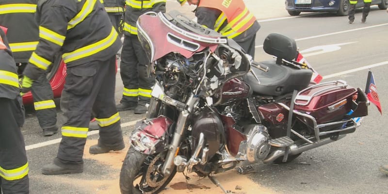 Následky vážné nehody motorky a auta u Slatiňan