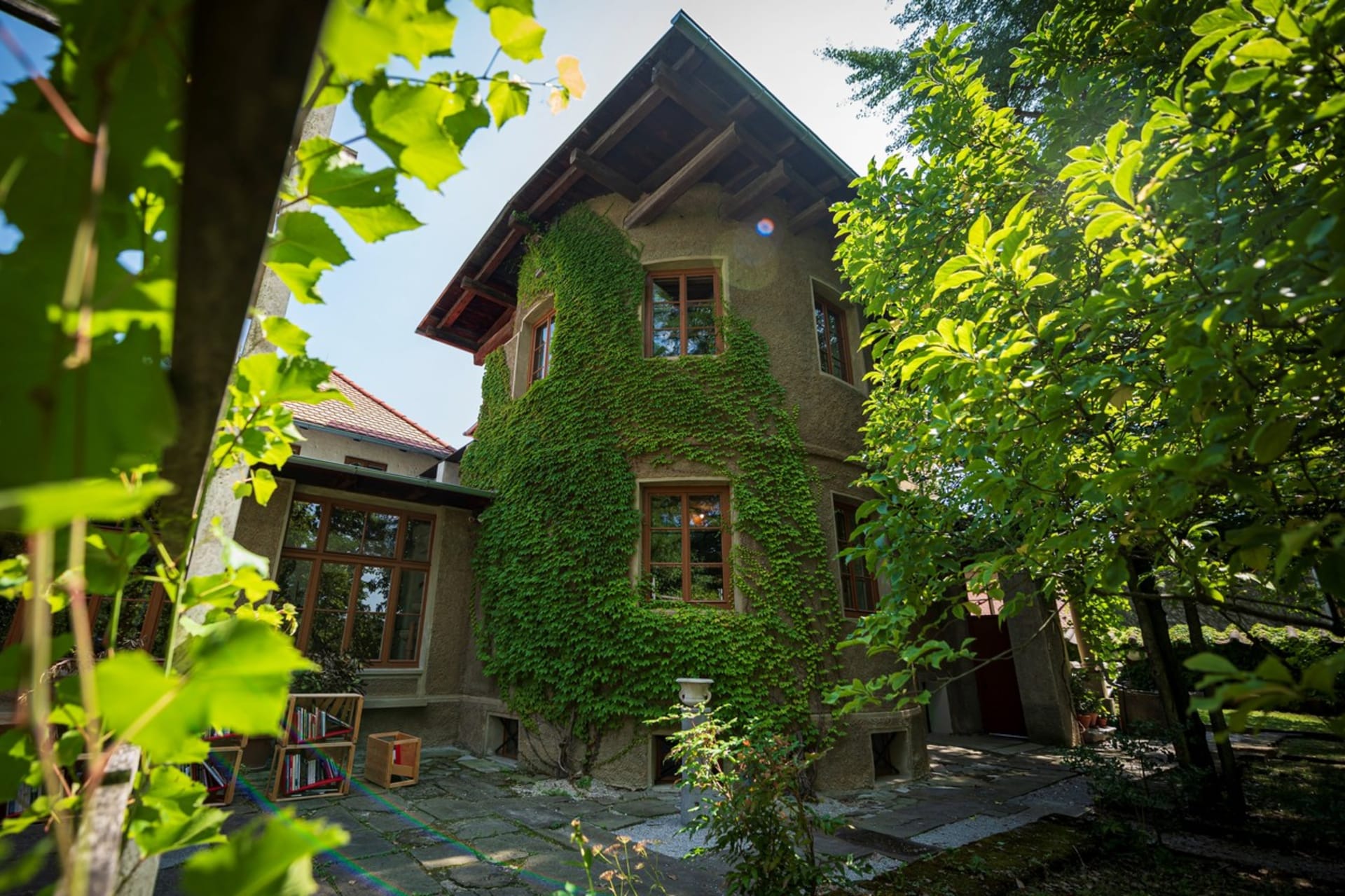 Snímek pořízený 29. července 2021 ukazuje pohled na Plečnikův dům, dům slovinského architekta Joze Plečnika, ve slovinské Lublani. 