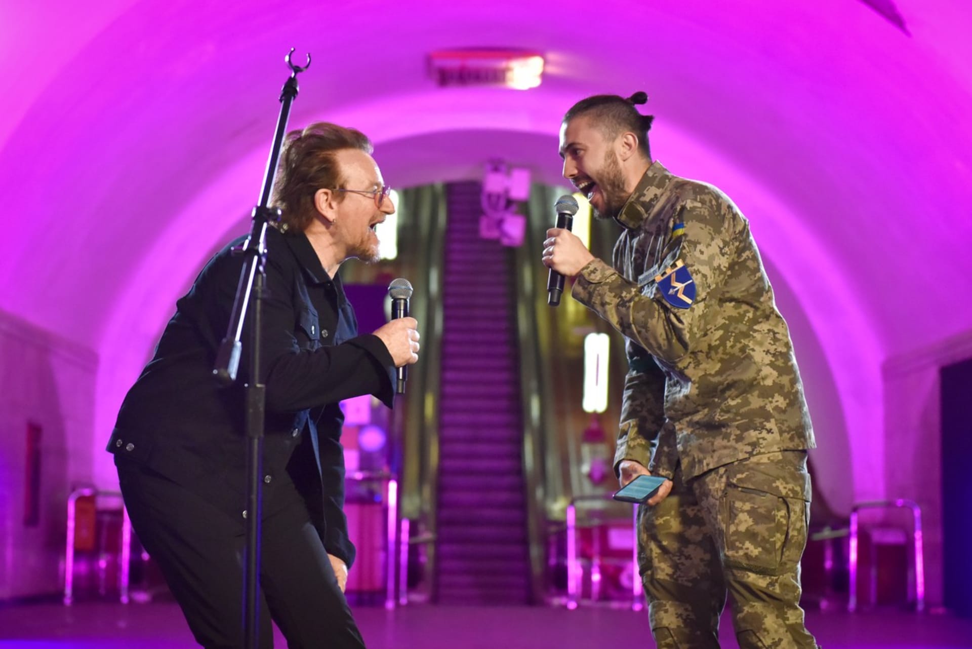 Bono Vox společně s kytaristou Edgem z kapely U2 vystoupil v kyjevském metru.