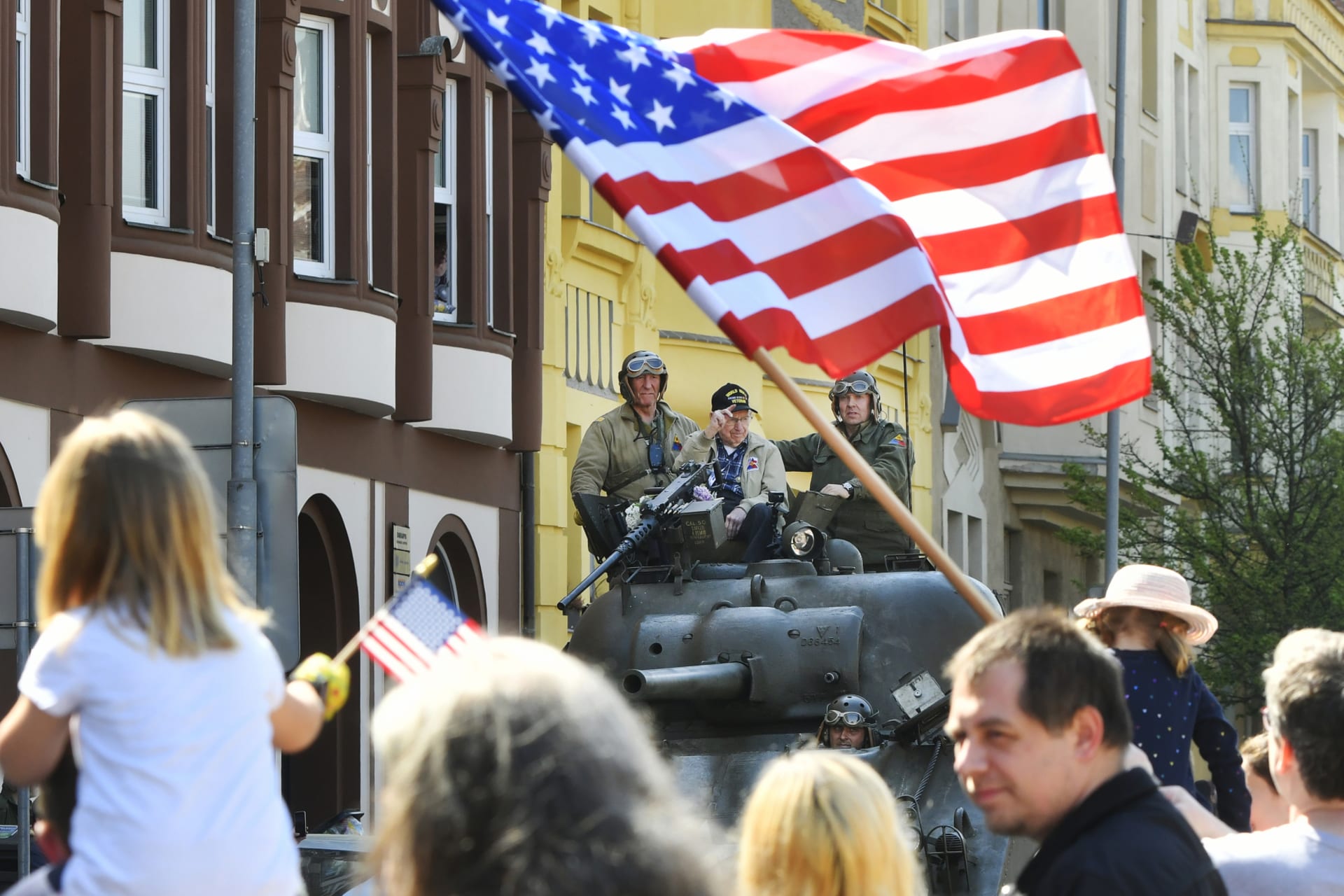 V Plzni se konala tradiční jízda historického konvoje americké armády. Každoročně se ho účastní i veteráni, kteří osvobozování Plzně v roce 1945 sami zažili.