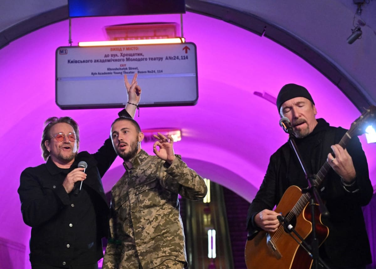 Bono Vox společně s kytaristou Edgem z kapely U2 vystoupil v kyjevském metru.