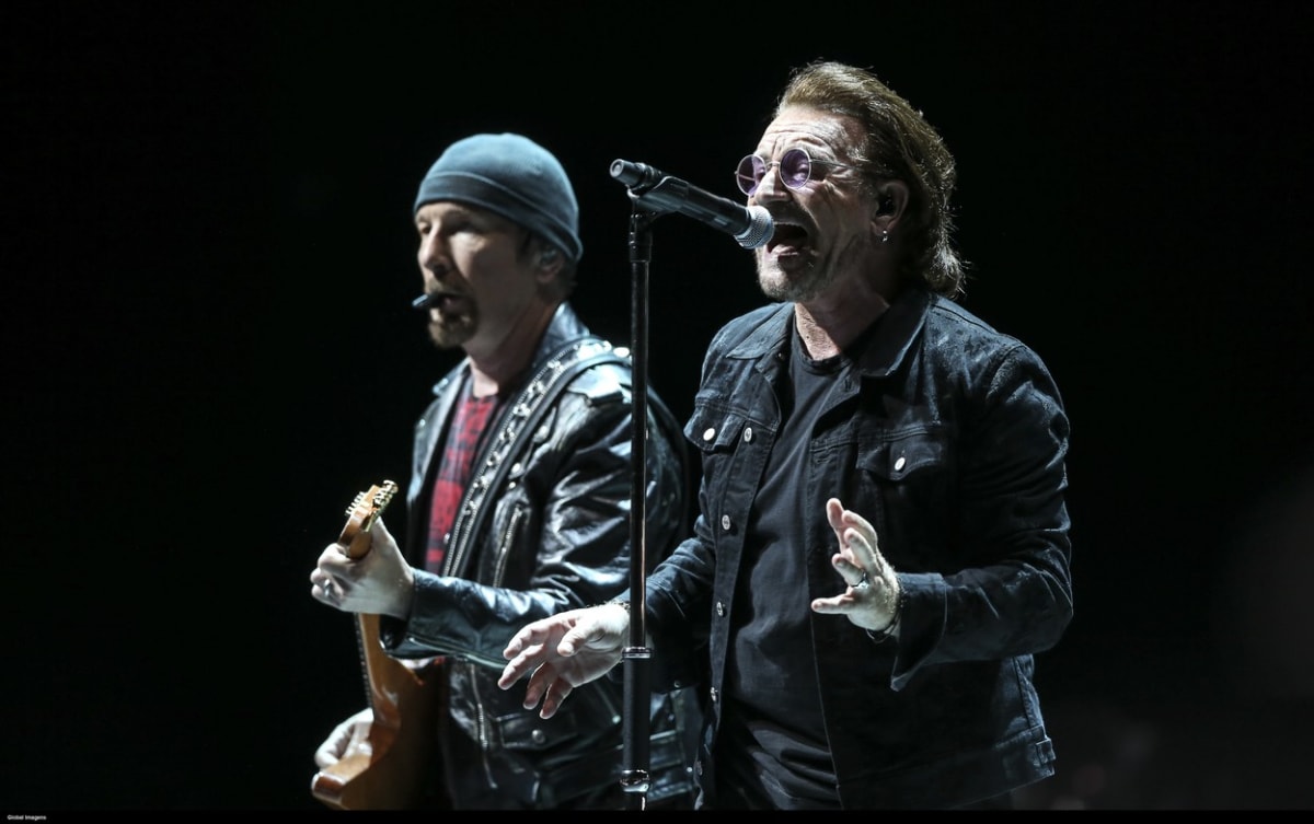 Zpěvák skupiny U2 Bono Vox (vpravo) společně se slavným kytaristou Edgem vystoupil v Kyjevě. S vojáky zpíval v metru.