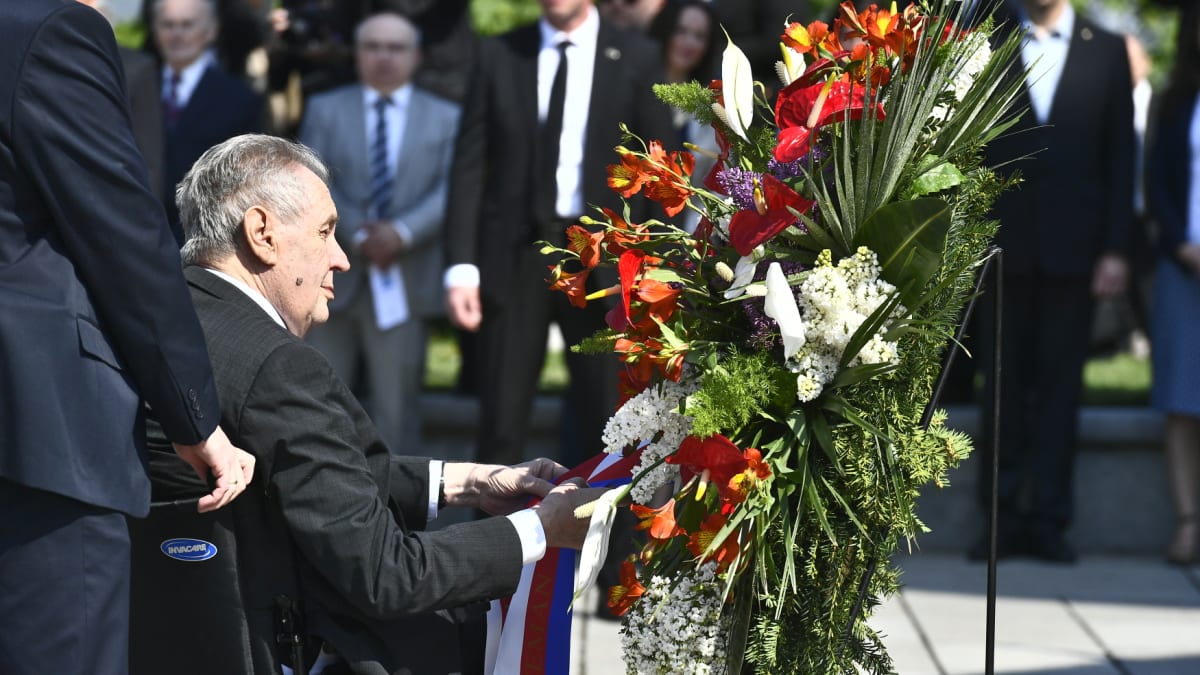 Prezident Miloš Zeman uctil památku padlých ke Dni vítězství.