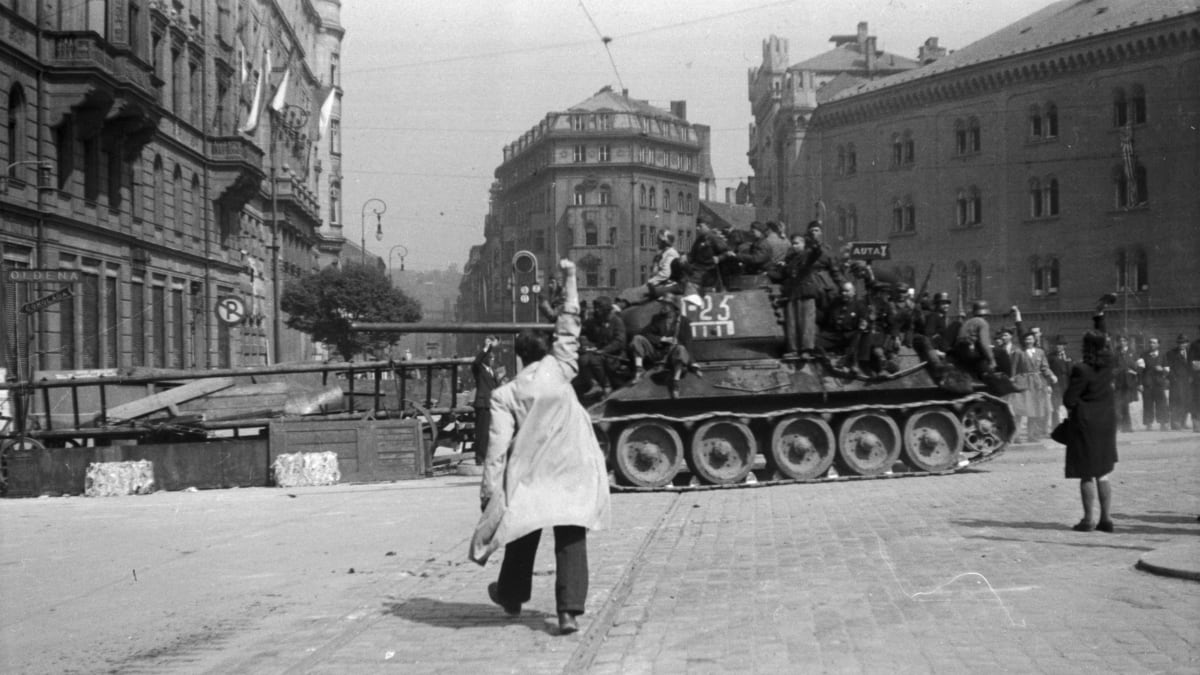 Rudoarmějci v Praze v květnu 1945