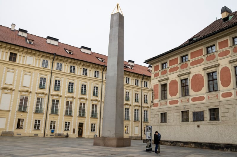 Plečnikův obelisk poblíž chrámu svatého Víta